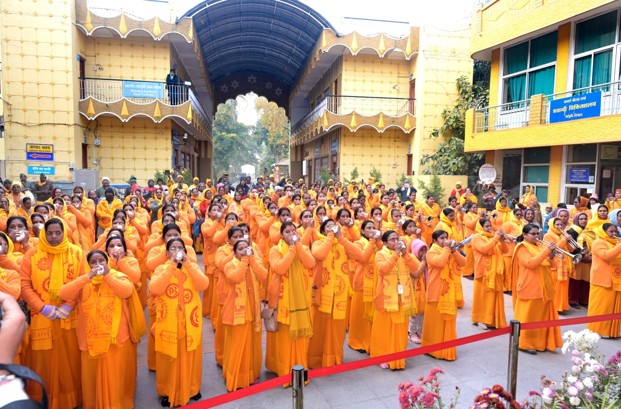 ज्योति कलश यात्रा के अंतर्गत श्रद्धेयद्वय के सतत् मार्गदर्शन में दिव्य ज्योति कलशों का शांतिकुंज में पावन आगमन